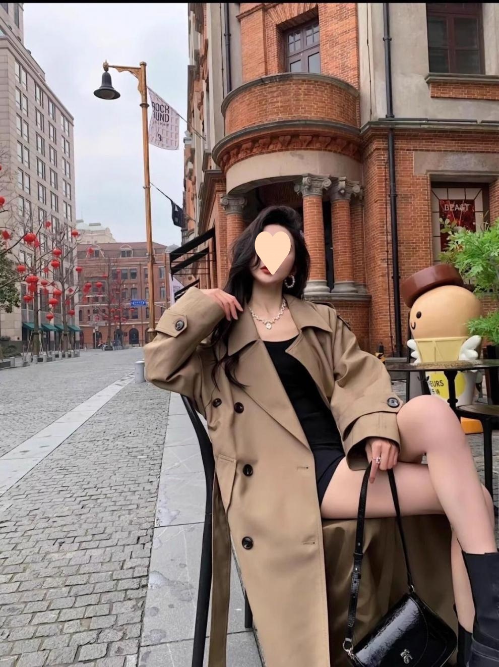 Neuer hochwertiger, kurviger, khakifarbener Mantel im britischen Stil für Frühling/Herbst 2025 – verlängerter, lässig-eleganter Mantel._voghion.com