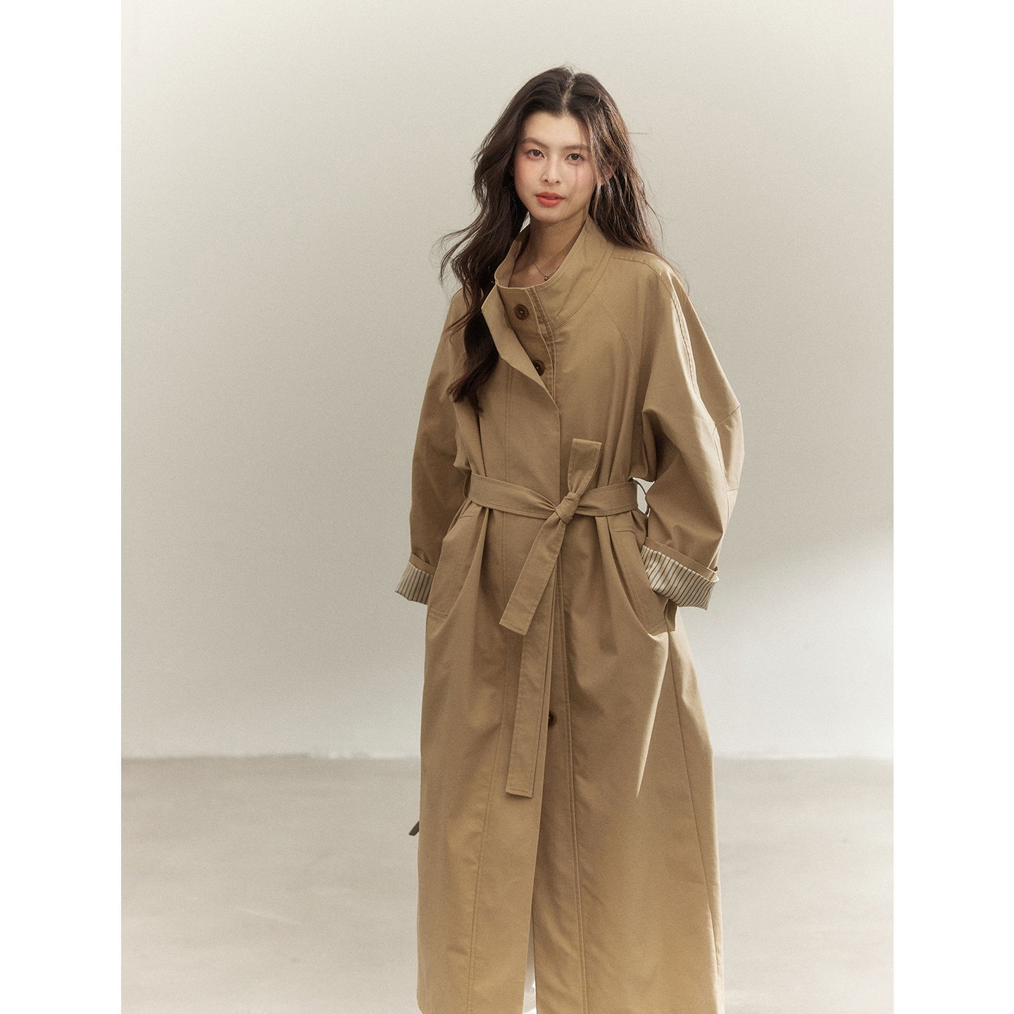 Damenbekleidung: Trenchcoat im Vintage-Stil mit Stehkragen, gestreiften Ärmeln, lockerer Passform, figurformend, hochwertig, lange Jacke_voghion.com