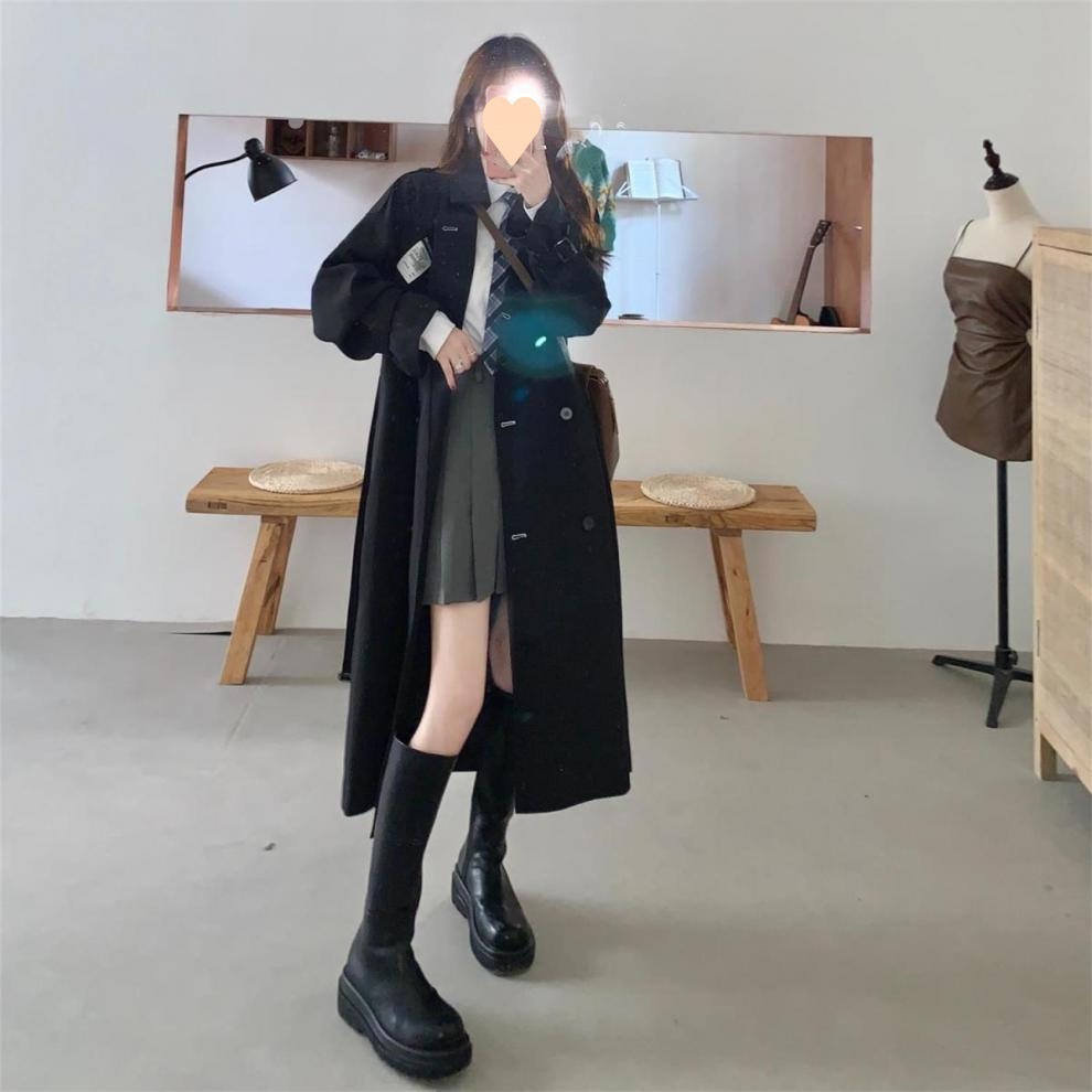 Damenbekleidung Herbst/Winter: Neuer britischer Trenchcoat in Schwarz, mittellang, im Hepburn-Stil, elegant und zierlich._voghion.com