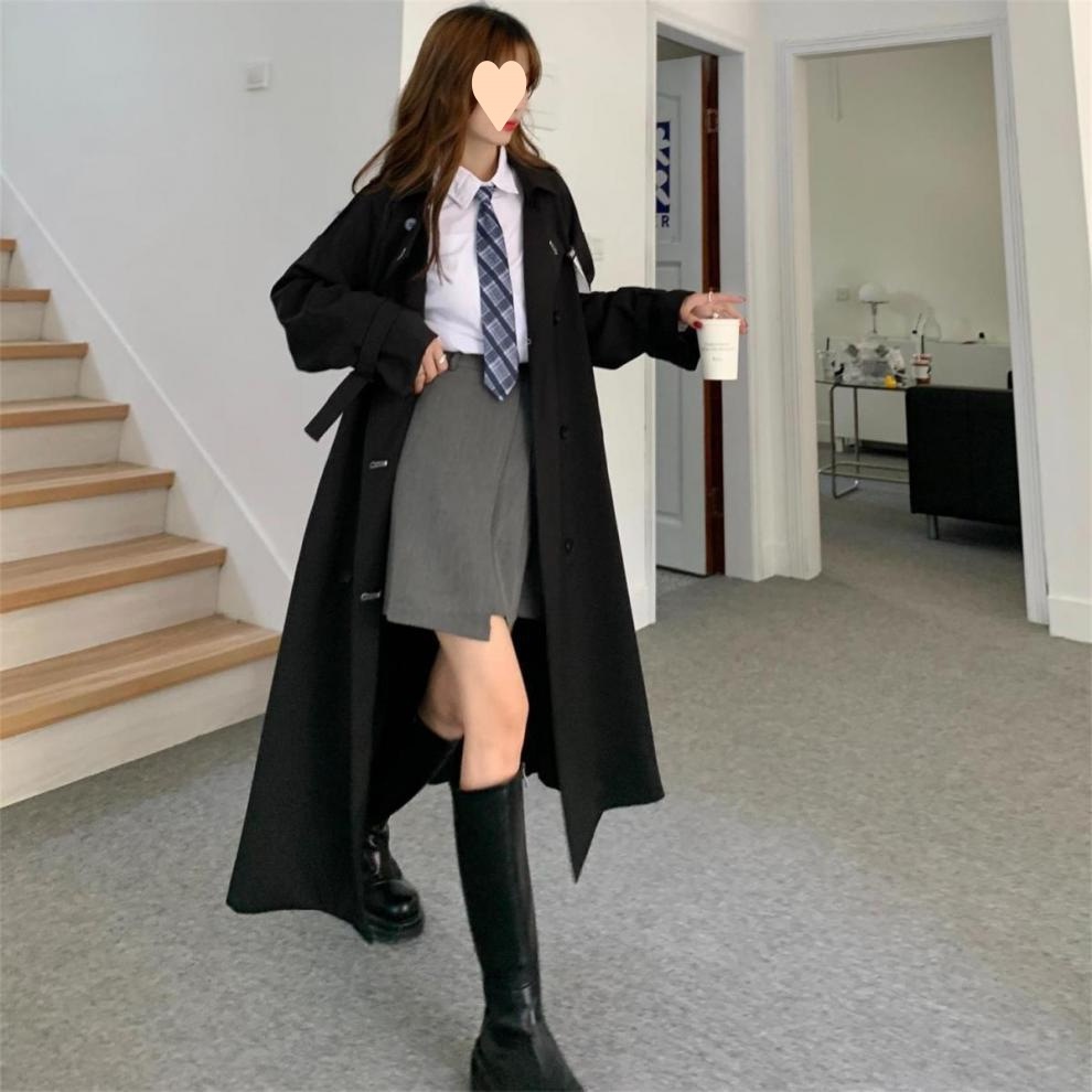 Damenbekleidung Herbst/Winter: Neuer britischer Trenchcoat in Schwarz, mittellang, im Hepburn-Stil, elegant und zierlich._voghion.com