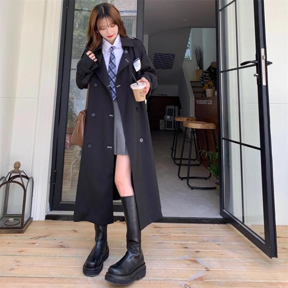 Damenbekleidung Herbst/Winter: Neuer britischer Trenchcoat in Schwarz, mittellang, im Hepburn-Stil, elegant und zierlich._voghion.com