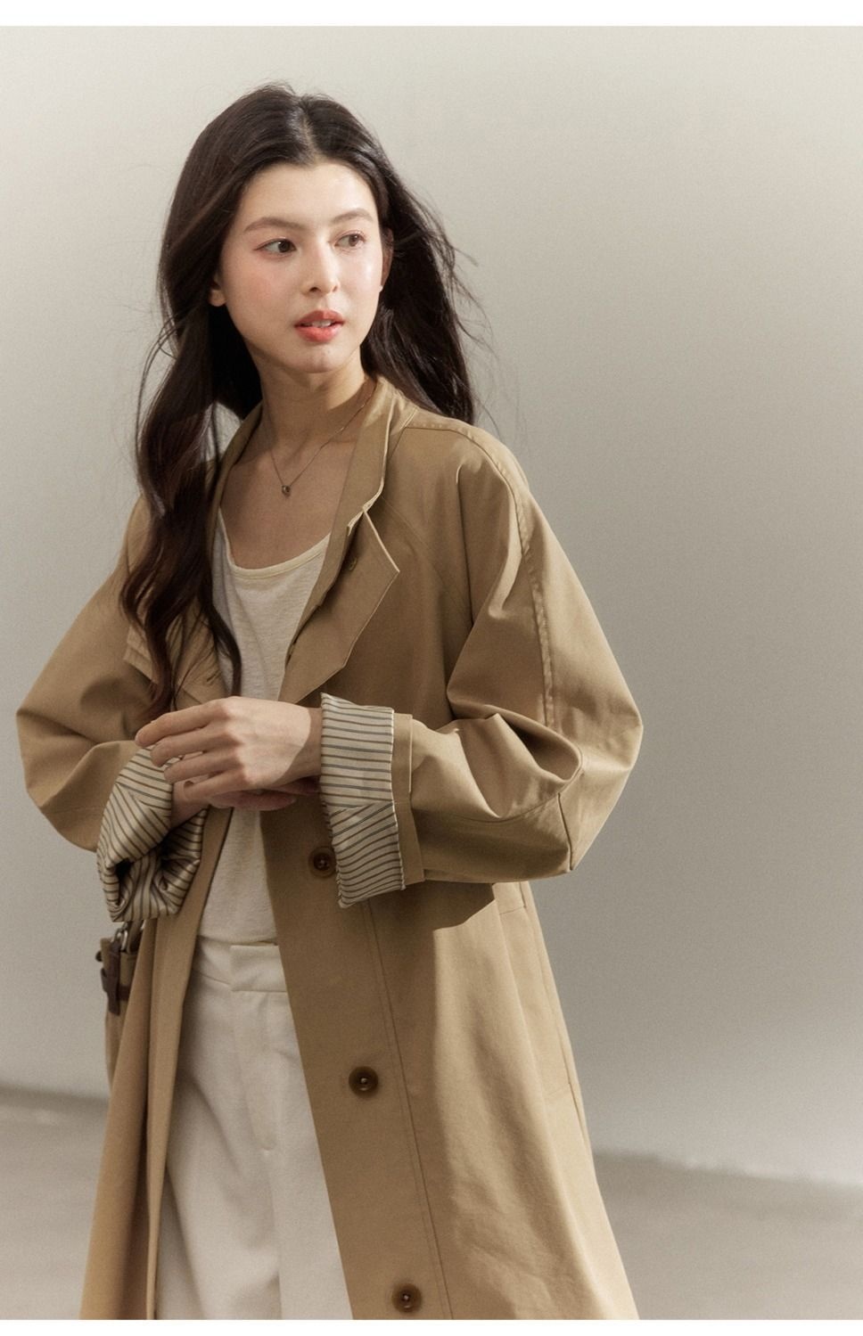 Damenbekleidung: Trenchcoat im Vintage-Stil mit Stehkragen, gestreiften Ärmeln, lockerer Passform, figurformend, hochwertig, lange Jacke_voghion.com