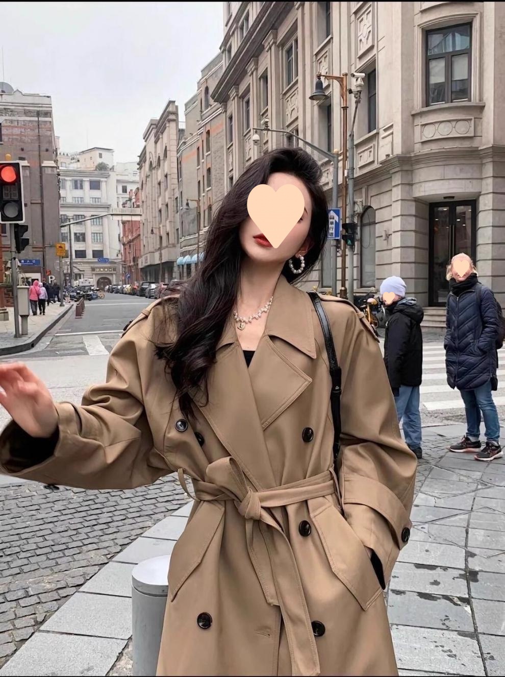 Neuer hochwertiger, kurviger, khakifarbener Mantel im britischen Stil für Frühling/Herbst 2025 – verlängerter, lässig-eleganter Mantel._voghion.com