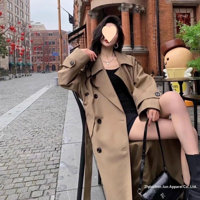 Neuer hochwertiger, kurviger, khakifarbener Mantel im britischen Stil für Frühling/Herbst 2025 – verlängerter, lässig-eleganter Mantel._voghion.com