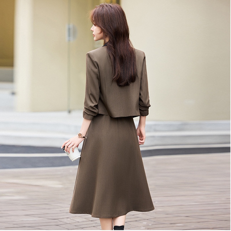 Blazer corto grigio scuro ChicShe da donna, nuovo stile transfrontaliero per primavera e autunno, completo professionale di alta qualità_voghion.com