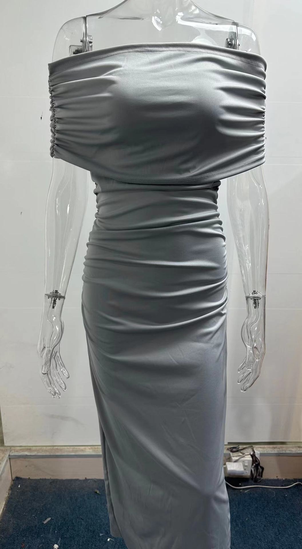 ChicShe 2024 Primavera Abito lungo europeo e americano con spalle scoperte, vestibilità aderente e arricciato, con spacco sulla base_voghion.com