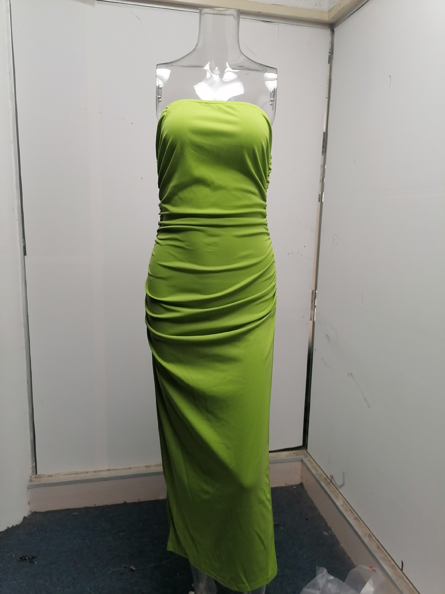 ChicShe 2024 Primavera Abito lungo europeo e americano con spalle scoperte, vestibilità aderente e arricciato, con spacco sulla base_voghion.com