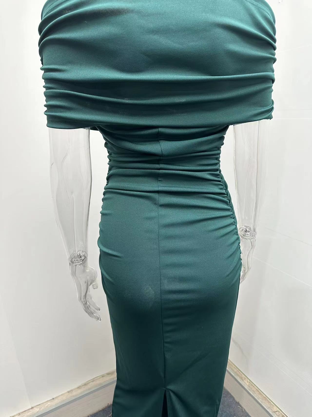 ChicShe 2024 Primavera Abito lungo europeo e americano con spalle scoperte, vestibilità aderente e arricciato, con spacco sulla base_voghion.com