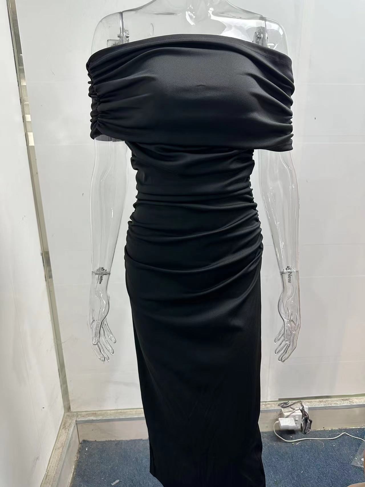 ChicShe 2024 Primavera Abito lungo europeo e americano con spalle scoperte, vestibilità aderente e arricciato, con spacco sulla base_voghion.com