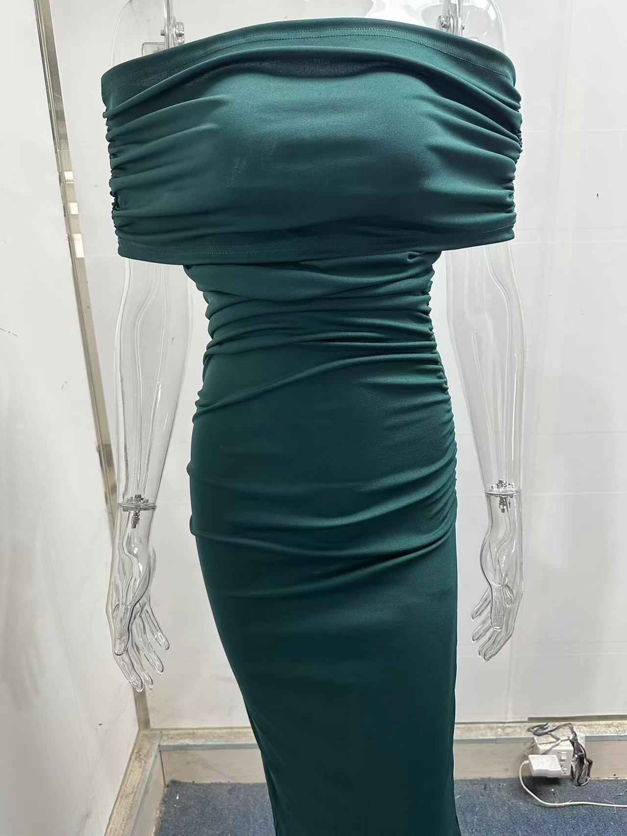 ChicShe 2024 Primavera Abito lungo europeo e americano con spalle scoperte, vestibilità aderente e arricciato, con spacco sulla base_voghion.com