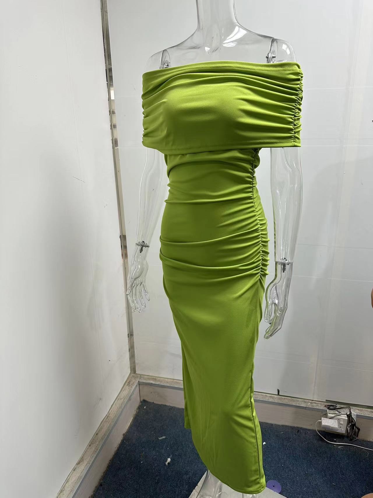 ChicShe 2024 Primavera Abito lungo europeo e americano con spalle scoperte, vestibilità aderente e arricciato, con spacco sulla base_voghion.com