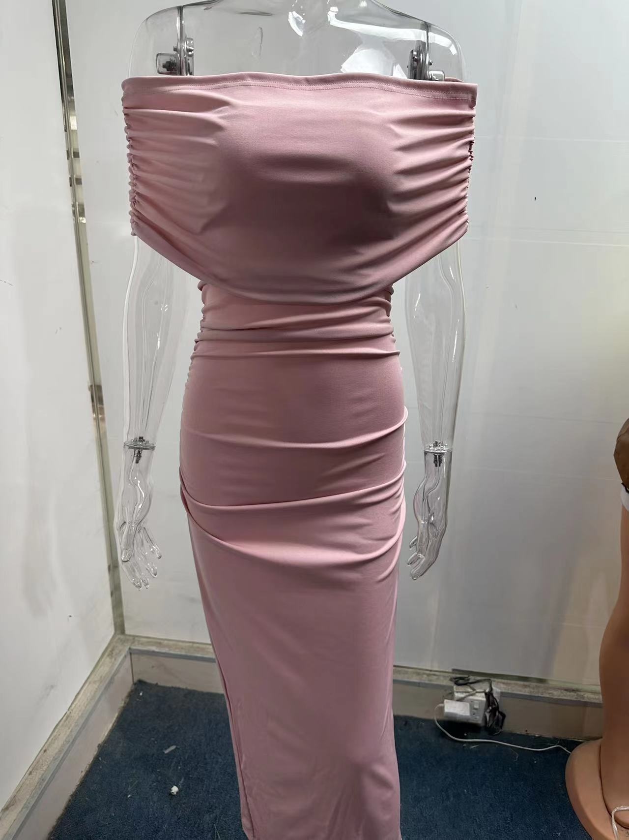 ChicShe 2024 Primavera Abito lungo europeo e americano con spalle scoperte, vestibilità aderente e arricciato, con spacco sulla base_voghion.com