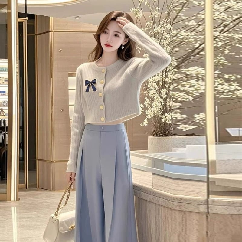 Ensemble deux pièces ChicShe pour femmes grandes tailles, automne 2025, style coréen simple et polyvalent : cardigan en maille et pantalon décontracté._voghion.com