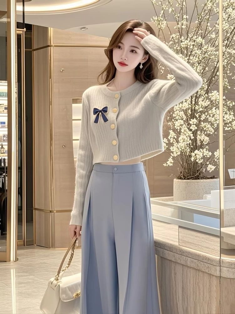 Ensemble deux pièces ChicShe pour femmes grandes tailles, automne 2025, style coréen simple et polyvalent : cardigan en maille et pantalon décontracté._voghion.com