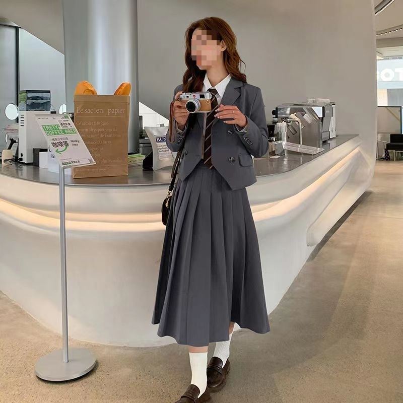 Sukienka garniturowa ChicShe Academy 2025 Wiosna Jesień Nowy modny styl uliczny Wywiad Marynarka mundurowa JK dla kobiet_voghion.com