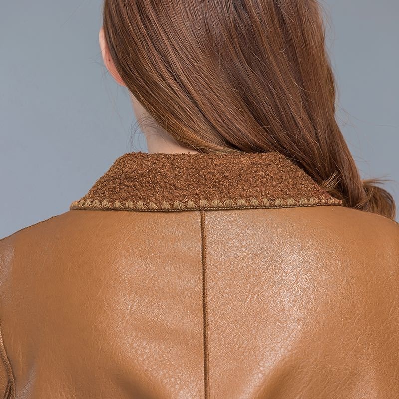 Neue Winterkollektion 2024 für Damen: Damen-Trenchcoat aus mittellangem Teddyfleece_voghion.com