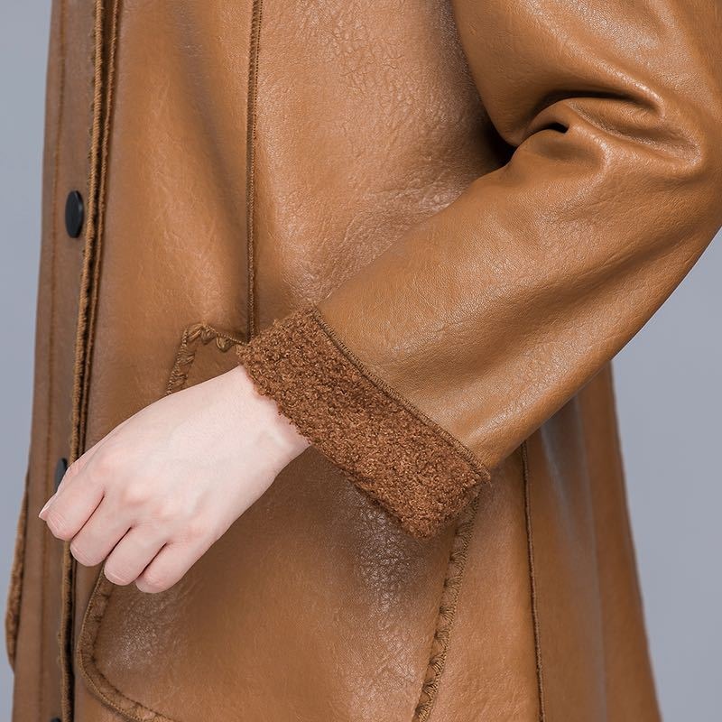 Neue Winterkollektion 2024 für Damen: Damen-Trenchcoat aus mittellangem Teddyfleece_voghion.com