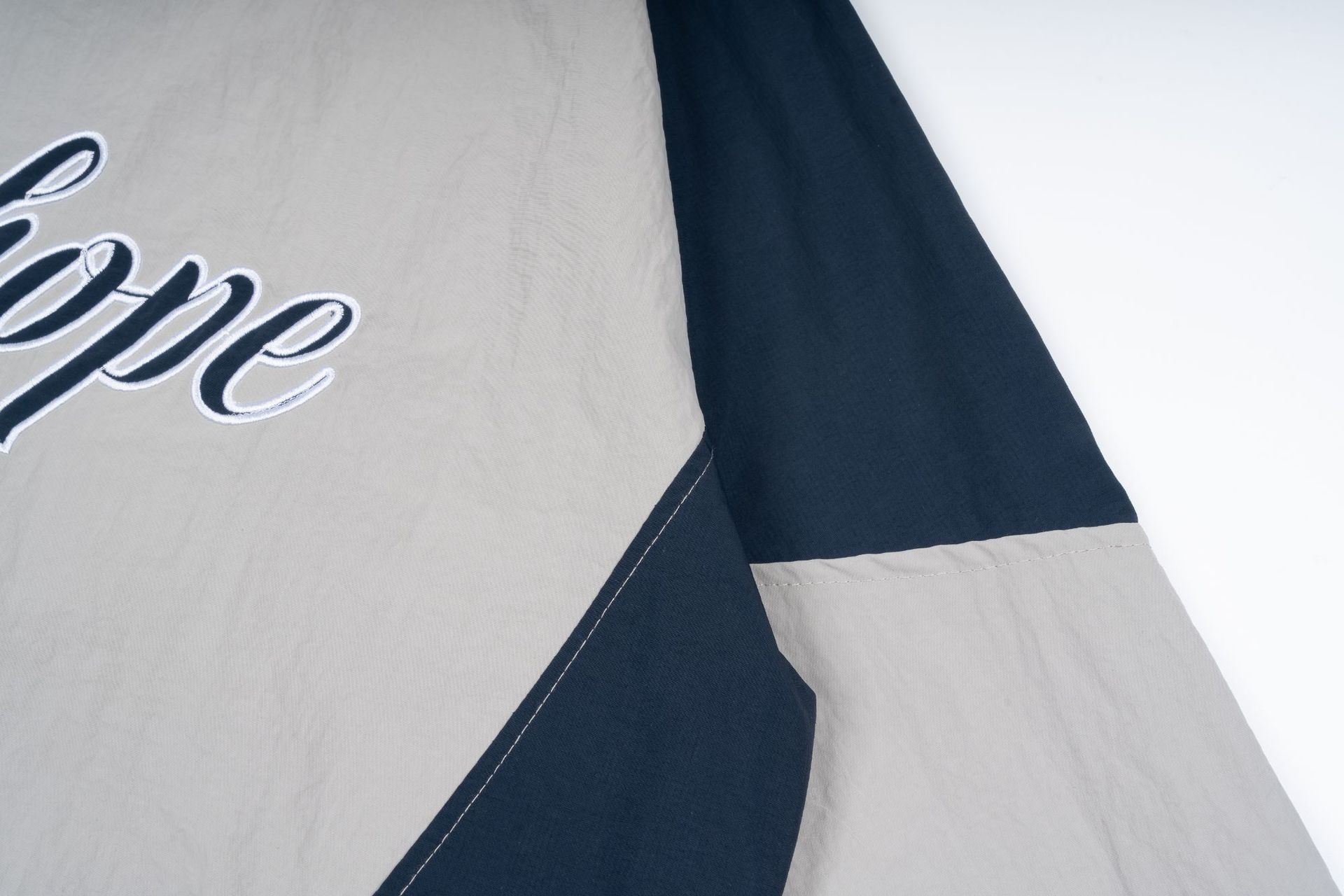 Damenmode Damen Dünner Old-School American Hip-Hop Streetdance Trenchcoat mit Bully Dog Kopfstickerei Essential Casual V_voghion.com