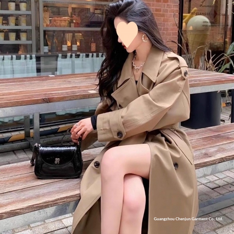 Neuer hochwertiger, kurviger, khakifarbener Mantel im britischen Stil für Frühling/Herbst 2025 – verlängerter, lässig-eleganter Mantel._voghion.com