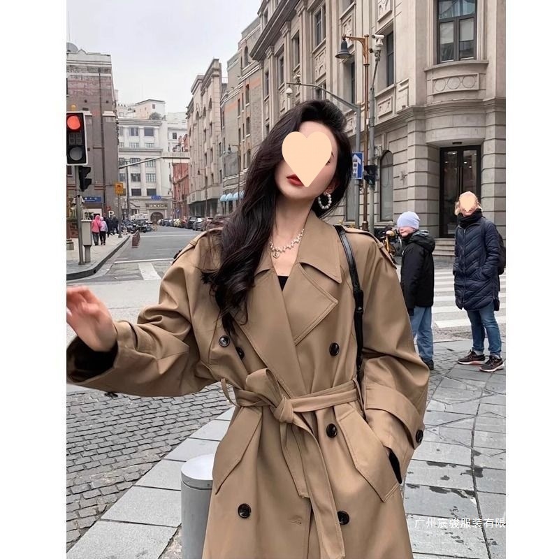 Neuer hochwertiger, kurviger, khakifarbener Mantel im britischen Stil für Frühling/Herbst 2025 – verlängerter, lässig-eleganter Mantel._voghion.com