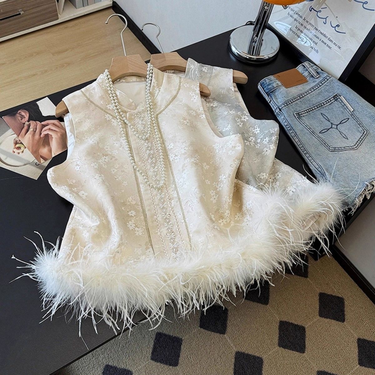 Chinesisches Damen-Top mit aufwendiger Stickerei, verjüngend, Herbst/Winter 2025, bauchbedeckend – ein modisches Accessoire für Damen._voghion.com