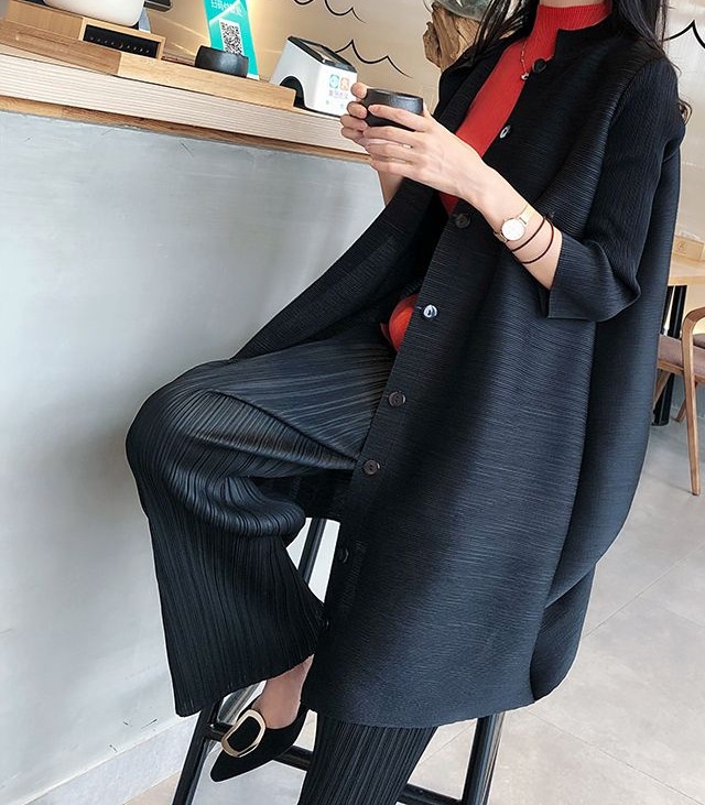 Damenbekleidung Damenbekleidung Frühjahr 2025 Ausländischer Handel Plissierter einreihiger Trenchcoat Mittellang Stehkragen Elegante Jacke Dreiviertel_voghion.com