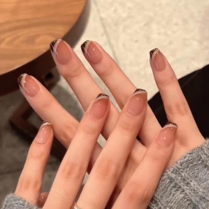 Milchiger Farbverlauf – Tragbare Nägel für Herbst und Winter – Schlichter French-Style – Elegante, aufhellende Nagelsticker im Internet-Promi-Stil_voghion.com