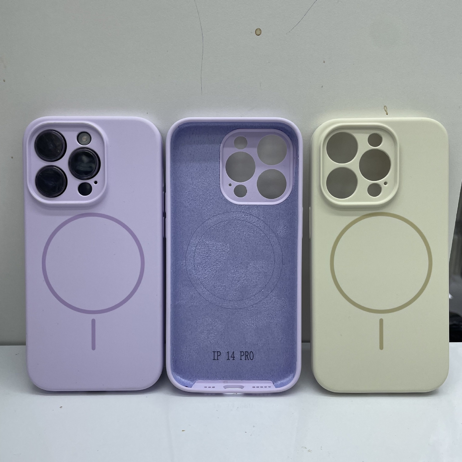 Compatible avec l'iPhone 17 Pro, coque magnétique intégrale avec boutons en silicone intégrés et protection pour l'appareil photo 16 pouces._voghion.com