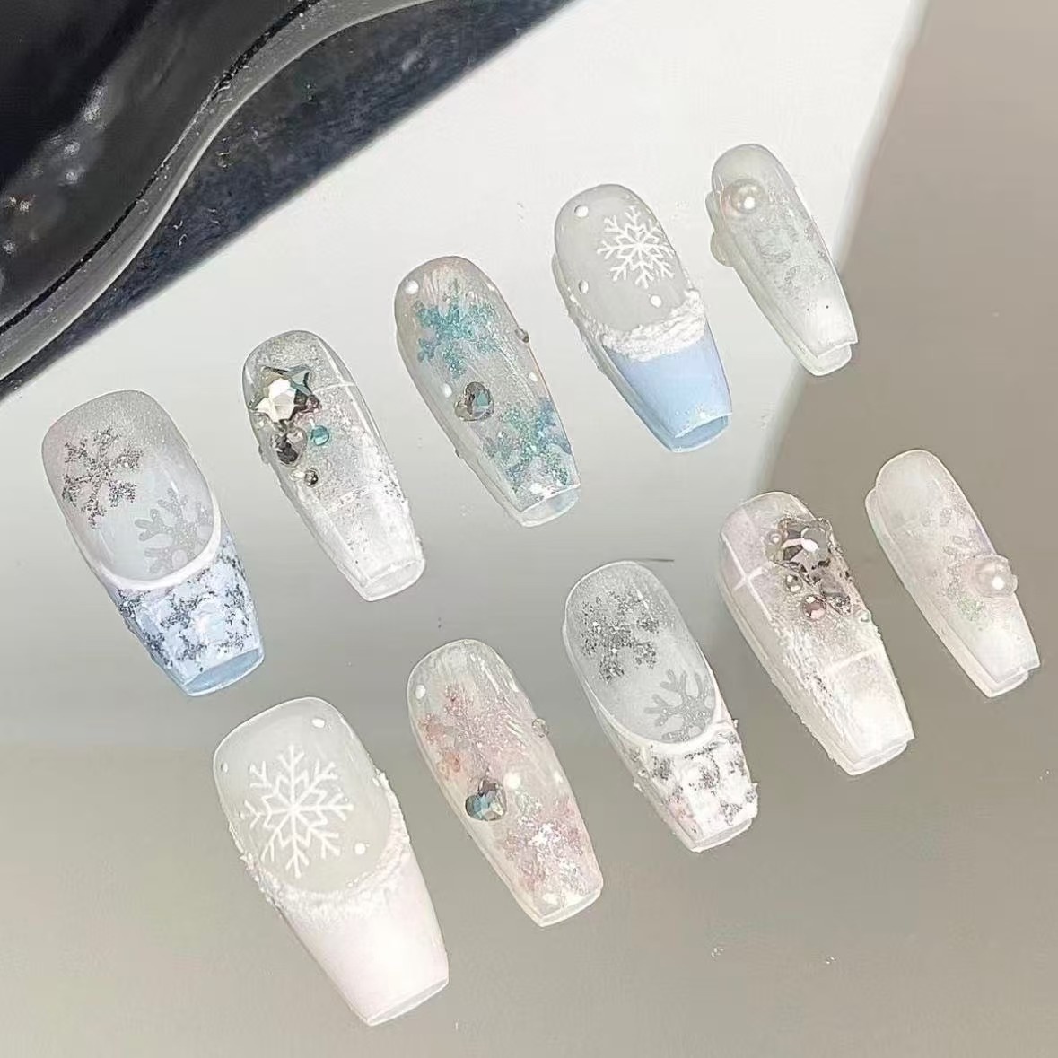 Neues Nageldesign mit Kristall-Goldfolie, Weihnachtsschneeflocken, hochwertigem und funkelndem Diamantglitzer_voghion.com