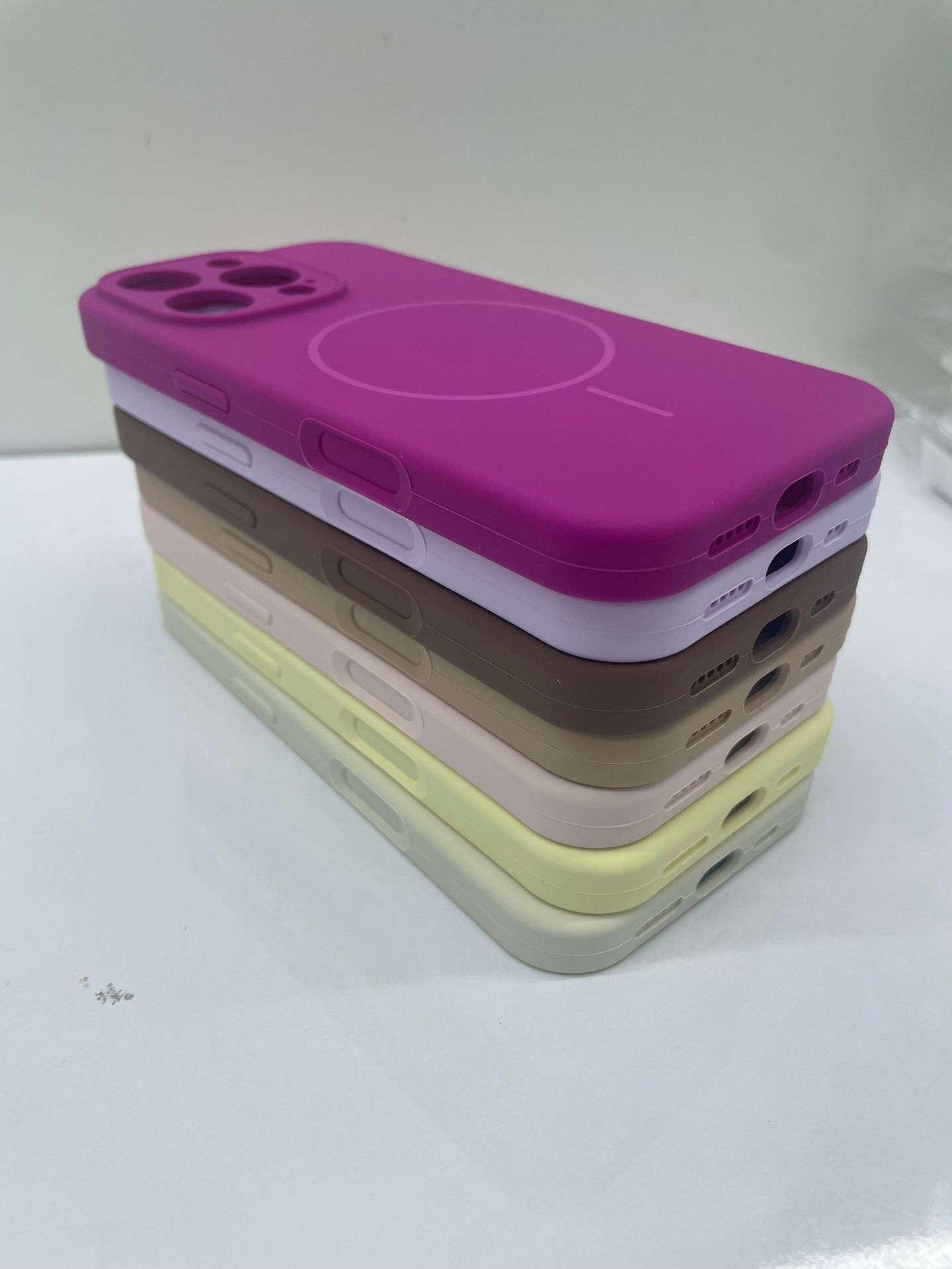 Compatible avec l'iPhone 17 Pro, coque magnétique intégrale avec boutons en silicone intégrés et protection pour l'appareil photo 16 pouces._voghion.com