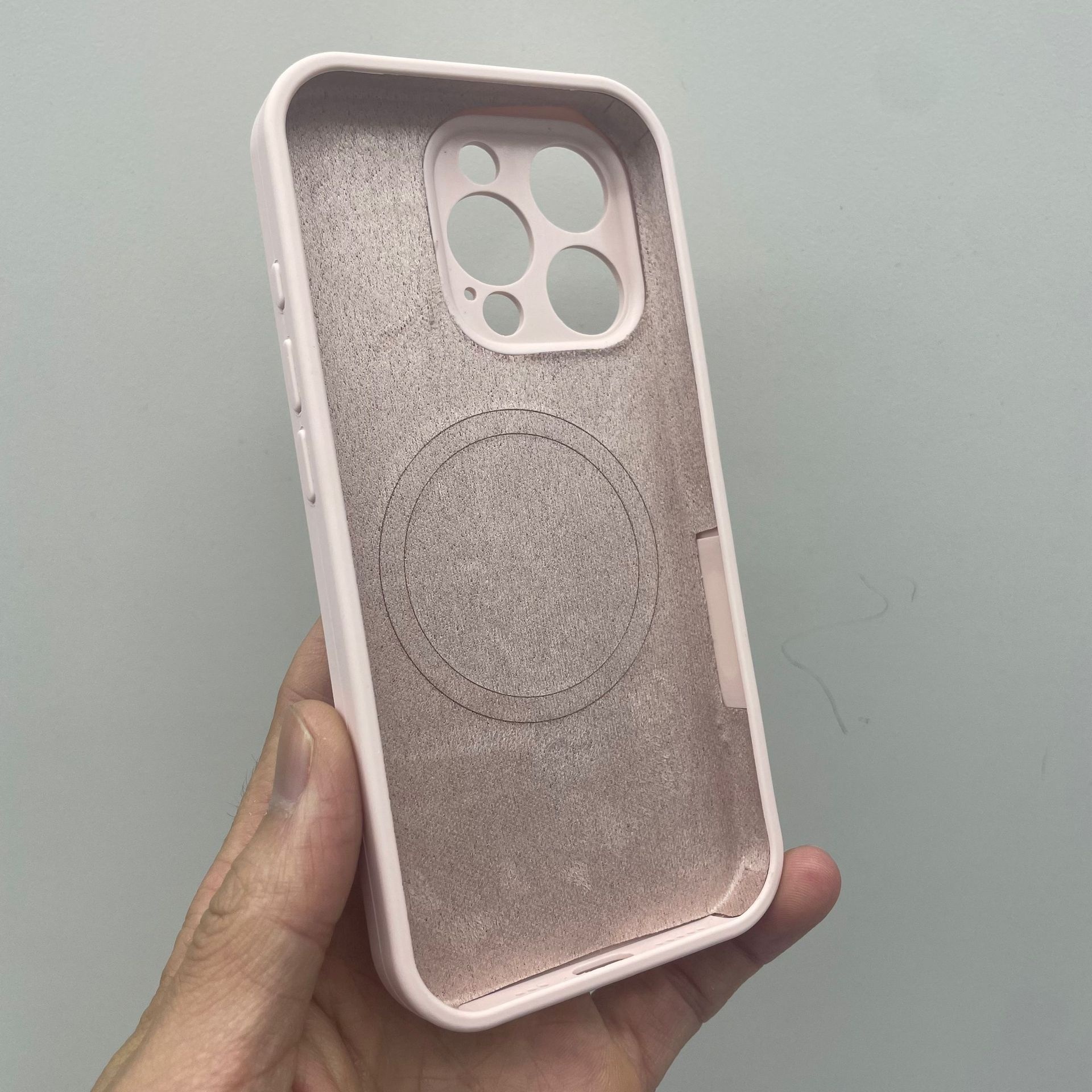 Compatible avec l'iPhone 17 Pro, coque magnétique intégrale avec boutons en silicone intégrés et protection pour l'appareil photo 16 pouces._voghion.com
