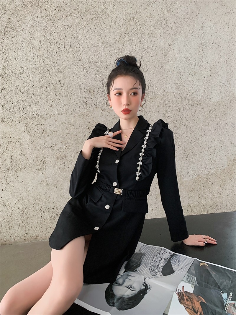 Abito blazer con strass e balze da donna in nero_voghion.com