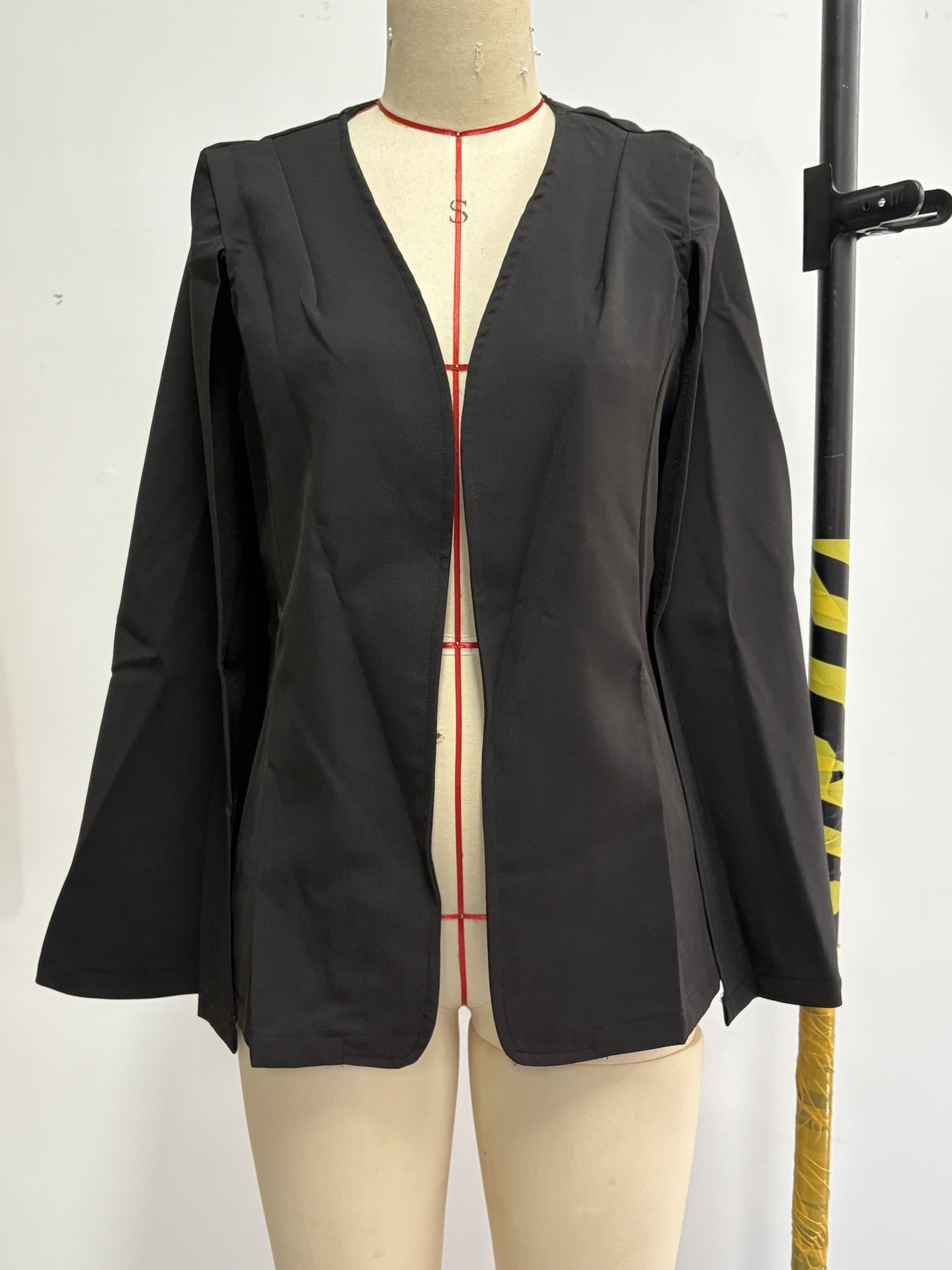 Blazer da donna eleganti e mantelle alla moda per outfit chic_voghion.com