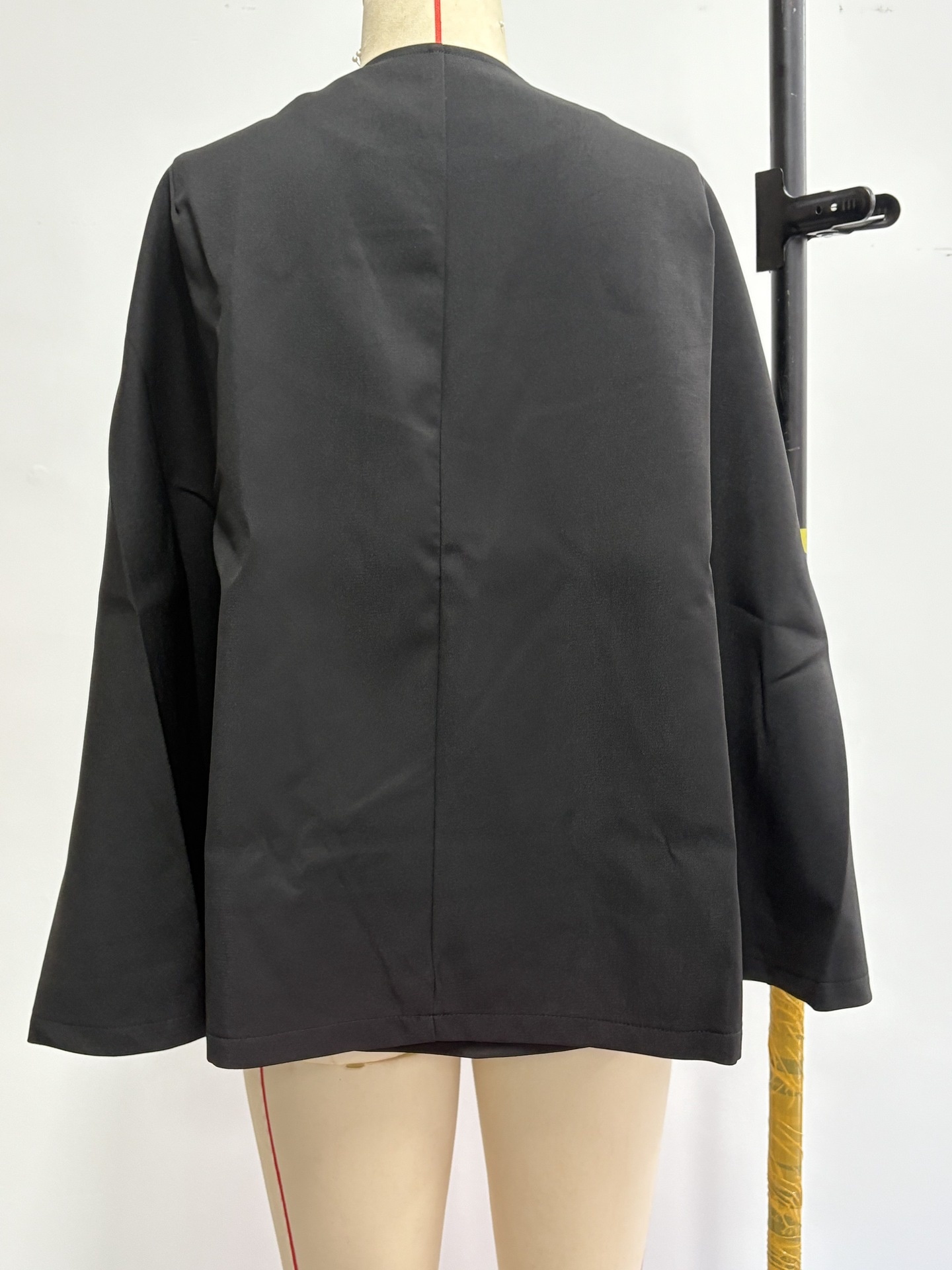 Blazer da donna eleganti e mantelle alla moda per outfit chic_voghion.com