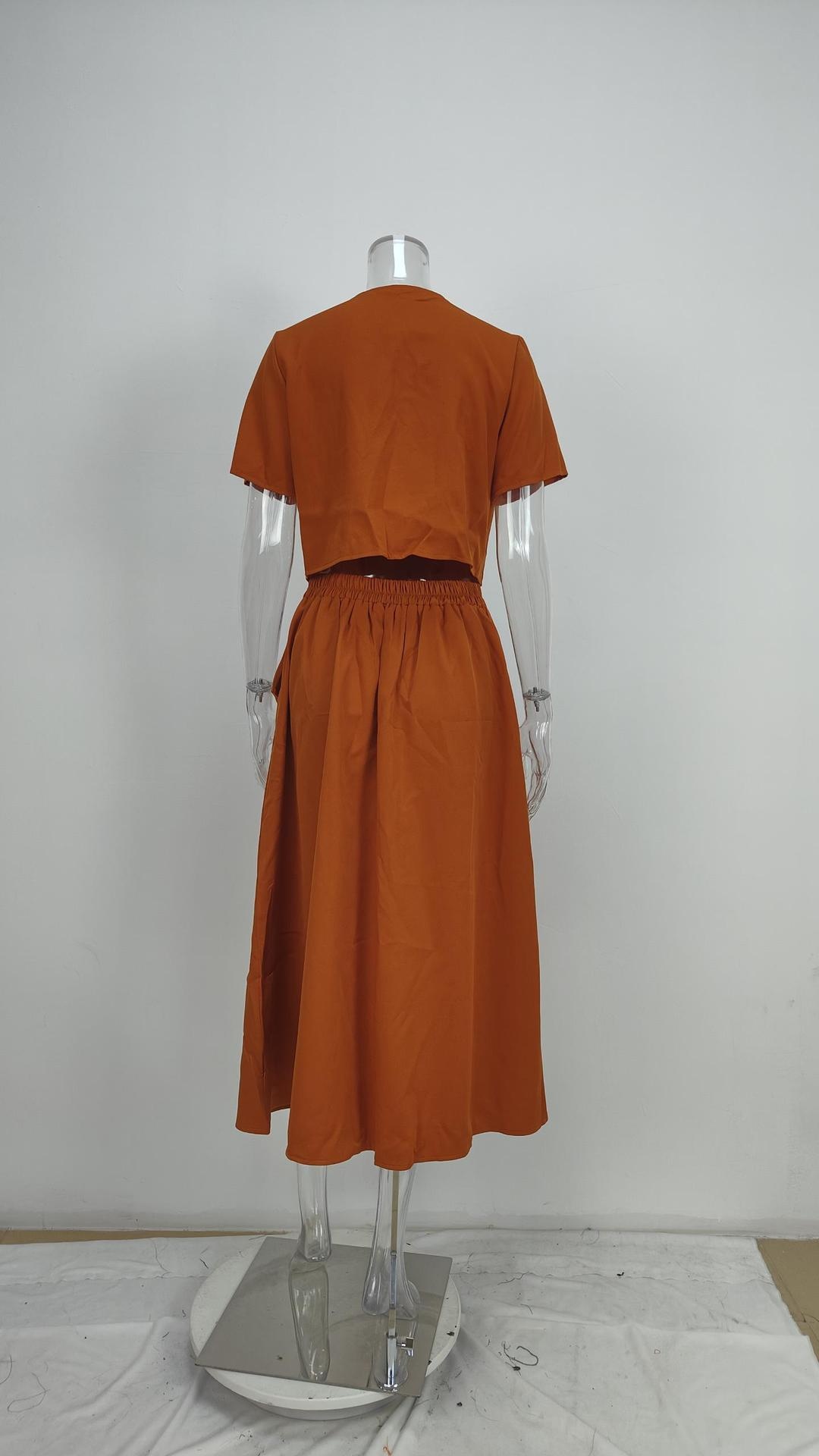 Conjunto elegante de mulher com top de cor sólida e saia chic_voghion.com