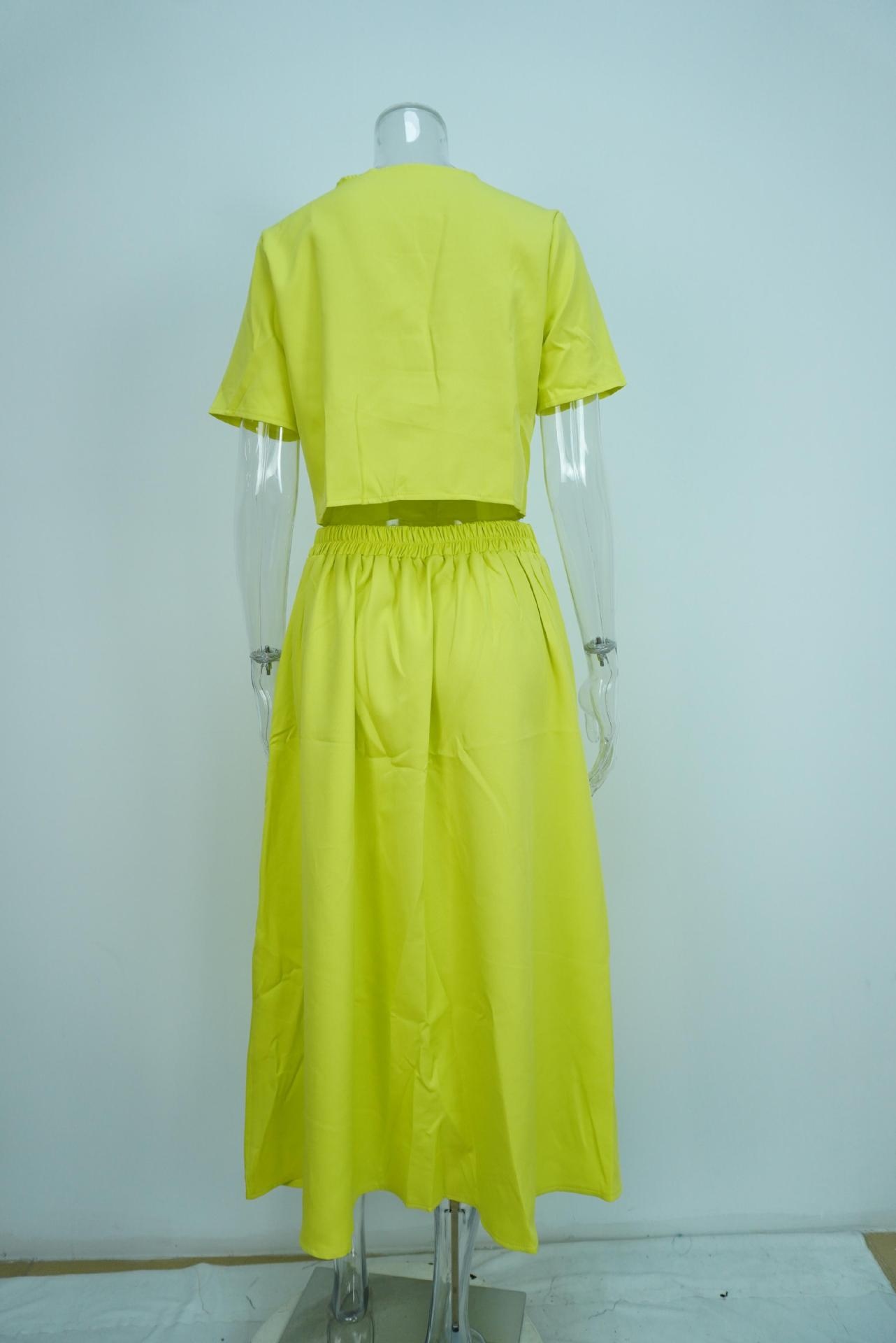 Conjunto elegante de mulher com top de cor sólida e saia chic_voghion.com