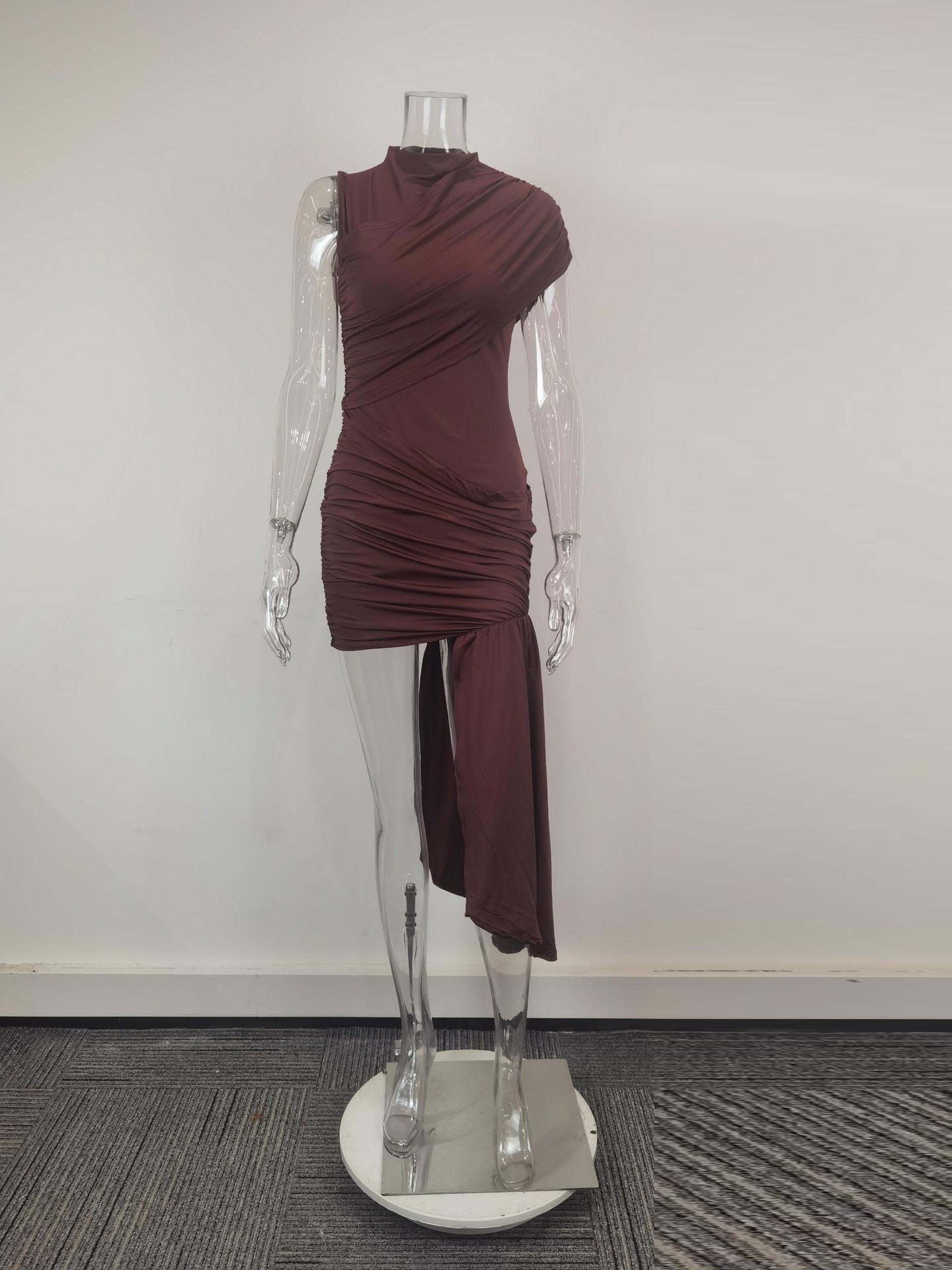 Damklänning kroppsnära asymmetrisk ärmlös slim fit_voghion.com