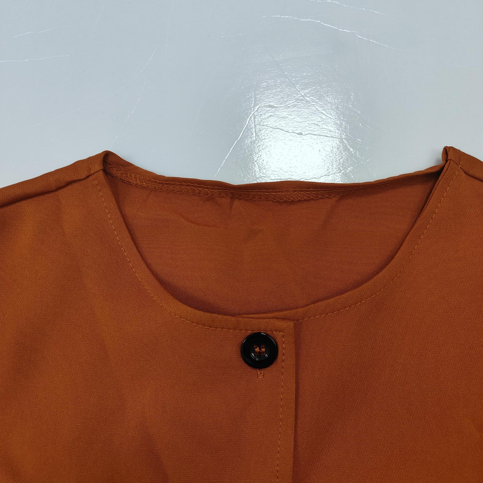 Conjunto elegante de mulher com top de cor sólida e saia chic_voghion.com
