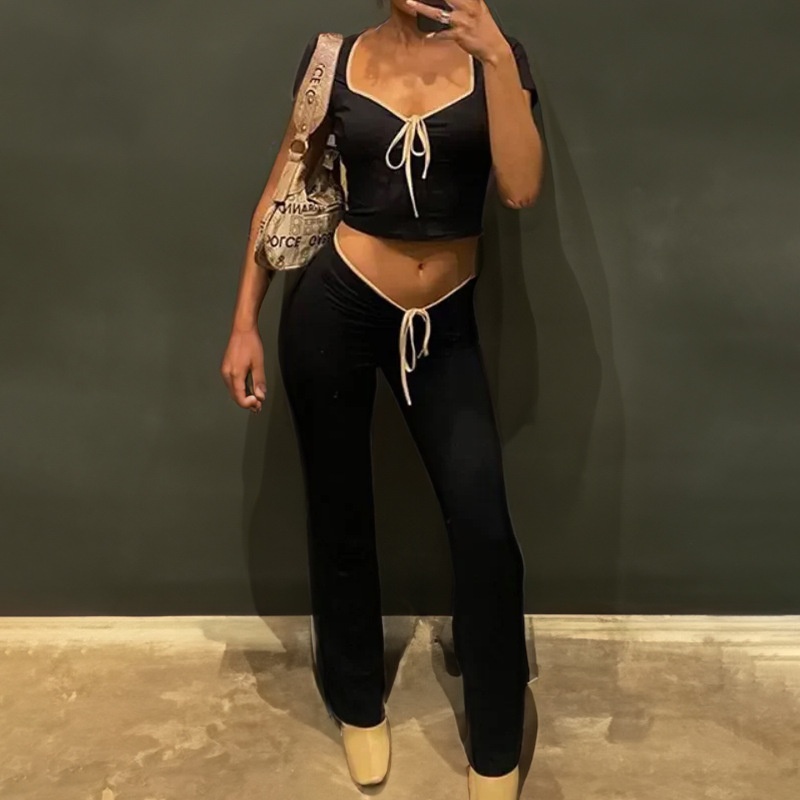 T-shirt feminina com decote quadrado e calça flare cintura baixa_voghion.com