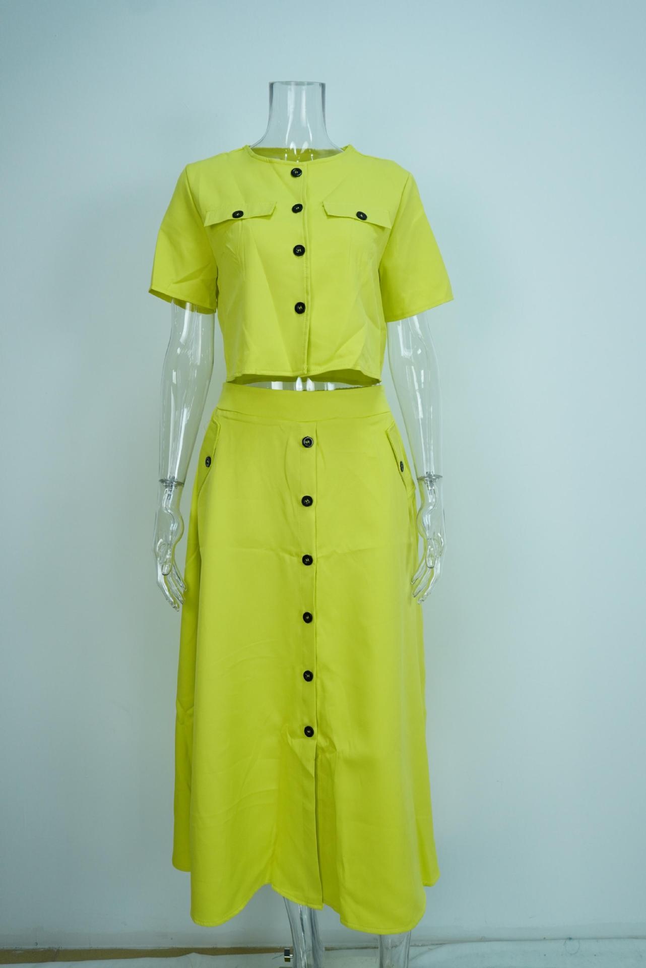 Conjunto elegante de mulher com top de cor sólida e saia chic_voghion.com
