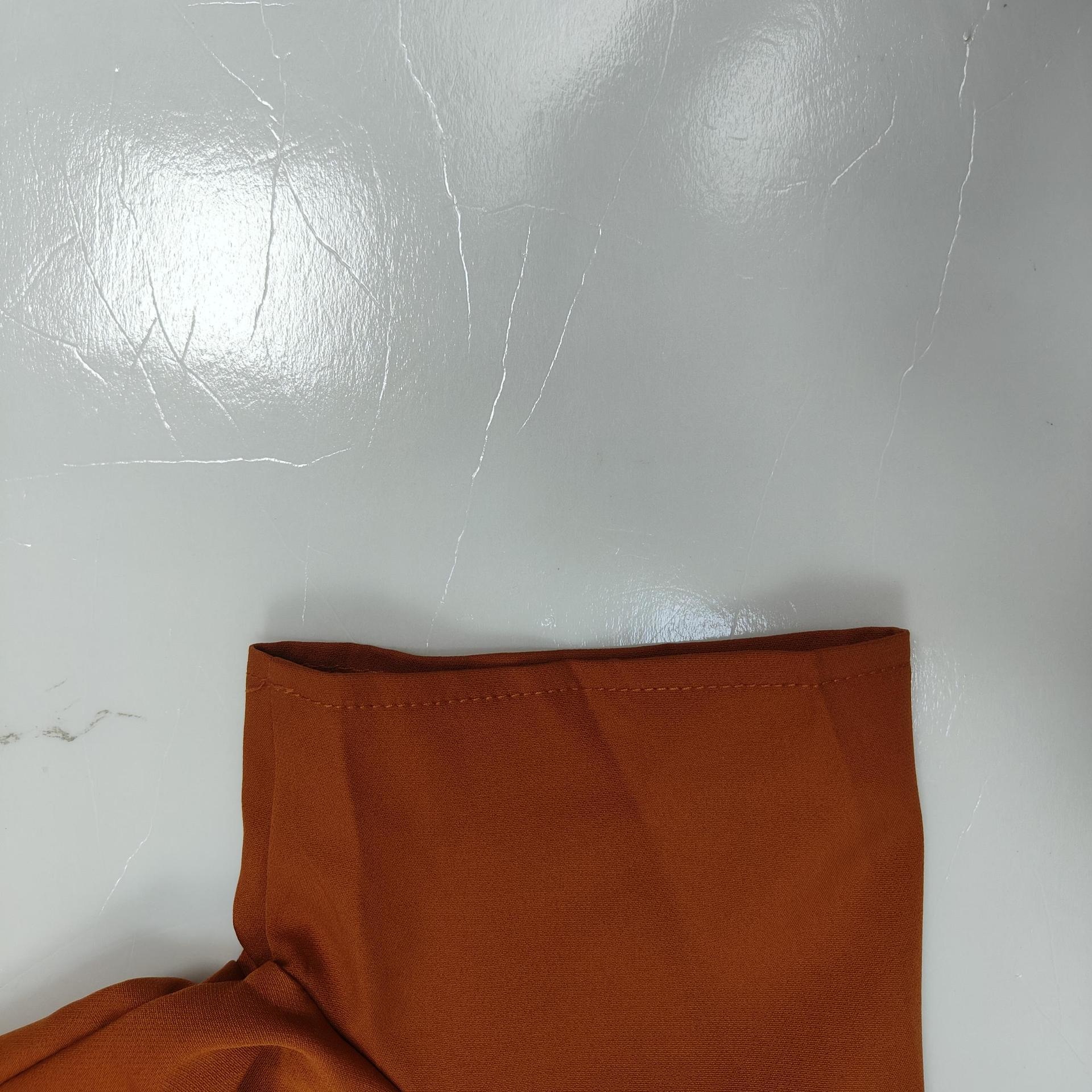 Conjunto elegante de mulher com top de cor sólida e saia chic_voghion.com