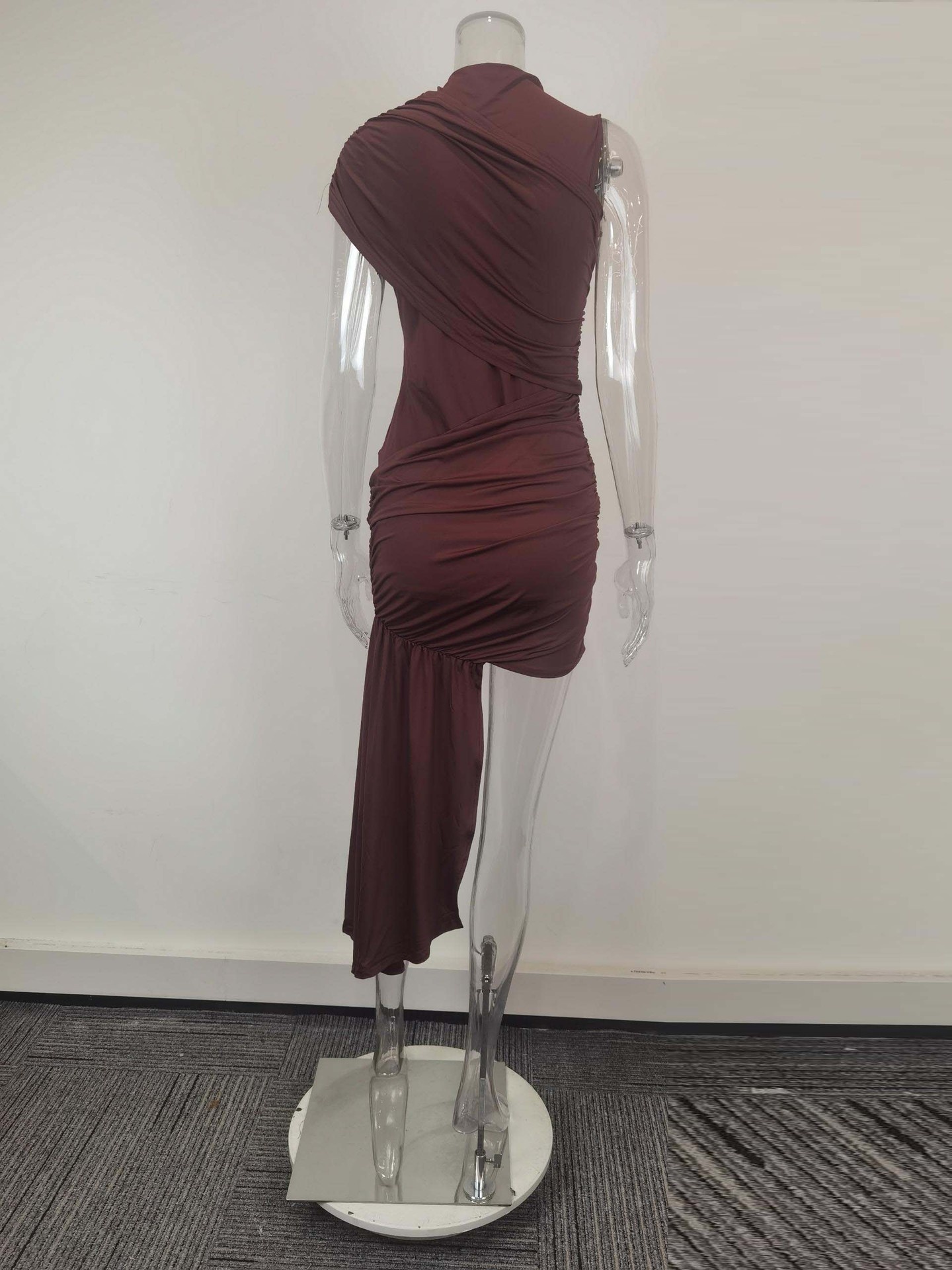 Damklänning kroppsnära asymmetrisk ärmlös slim fit_voghion.com