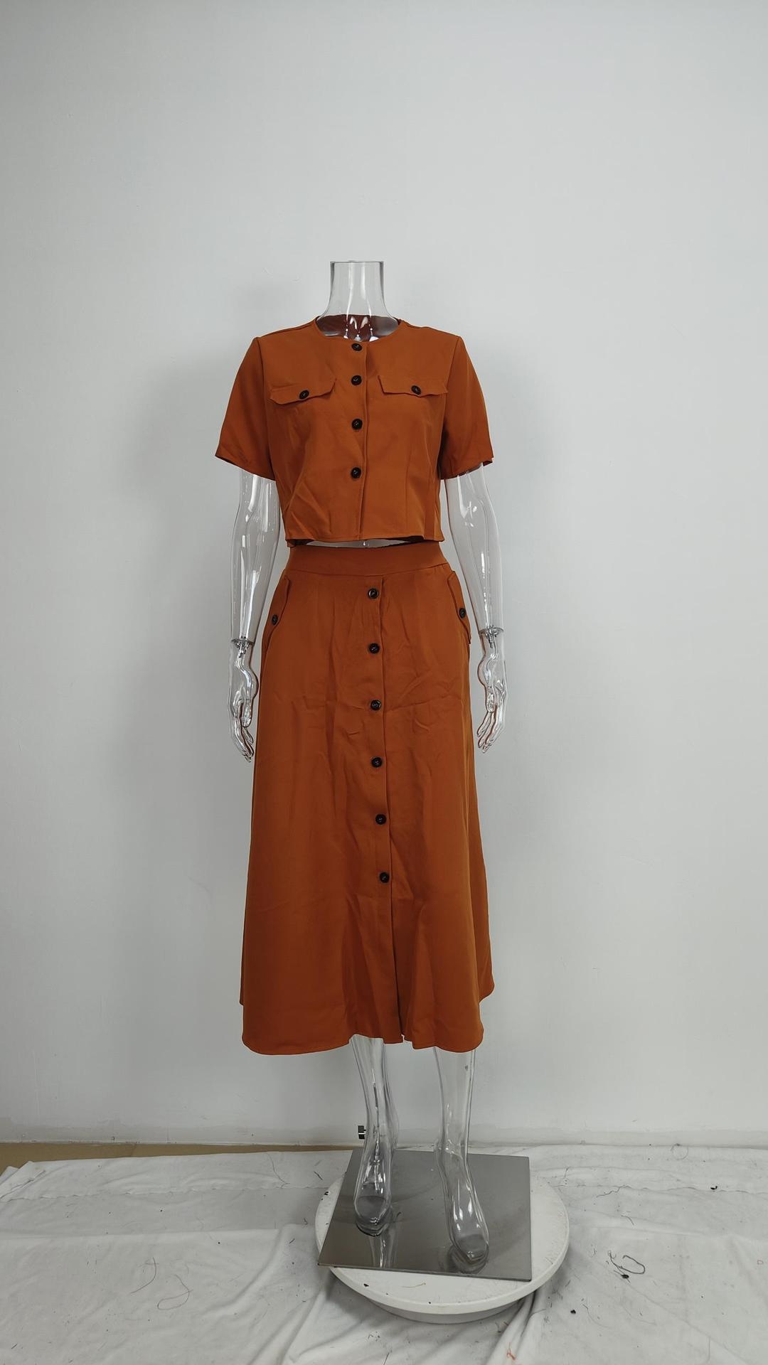Conjunto elegante de mulher com top de cor sólida e saia chic_voghion.com