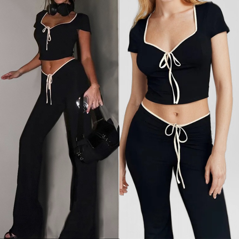 Moda feminina estilo europeu-americano 2026: camiseta de manga curta com decote quadrado e calça longa evasê de cintura baixa e modelagem justa._voghion.com
