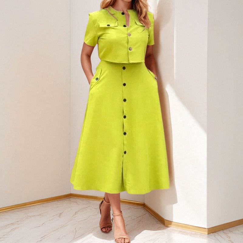Conjunto elegante de mulher com top de cor sólida e saia chic_voghion.com