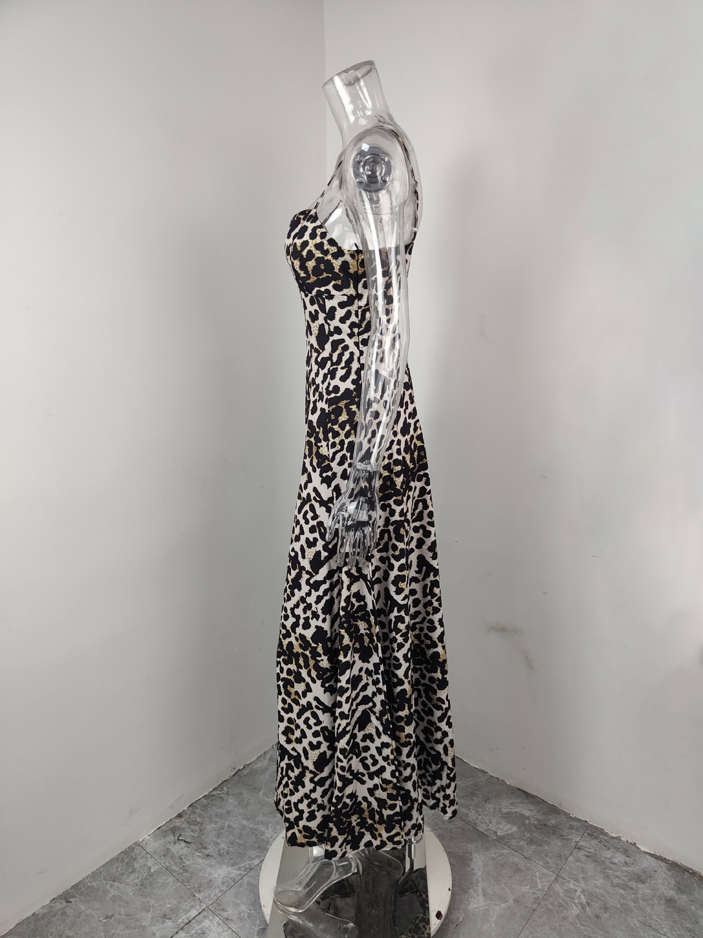 Abito elegante da donna con stampa leopardata e spalline_voghion.com