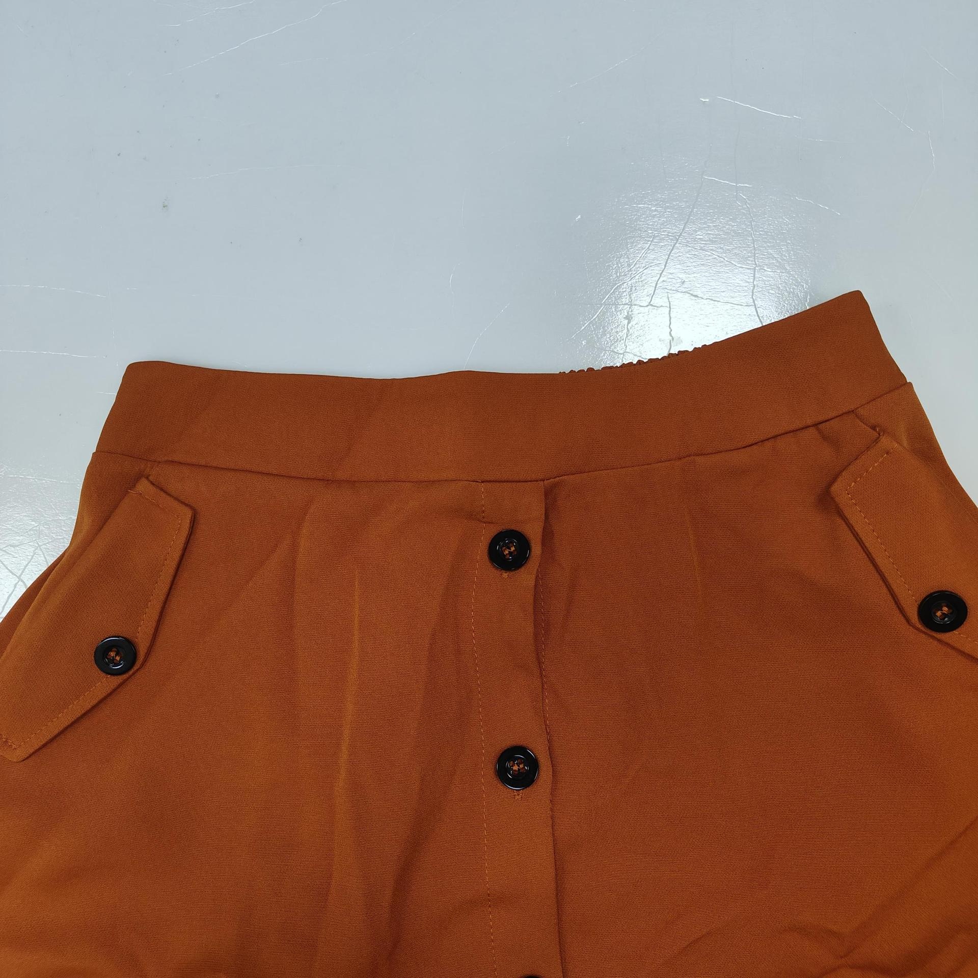 Conjunto elegante de mulher com top de cor sólida e saia chic_voghion.com