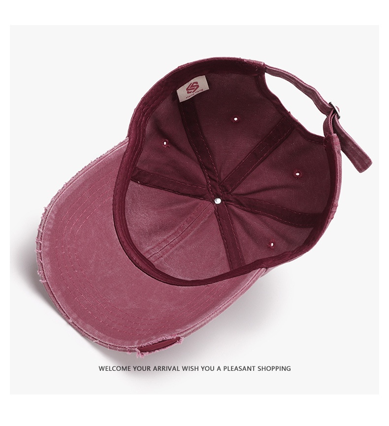 Baseballkeps i bordeaux med broderade bokstäver och vintage_voghion.com