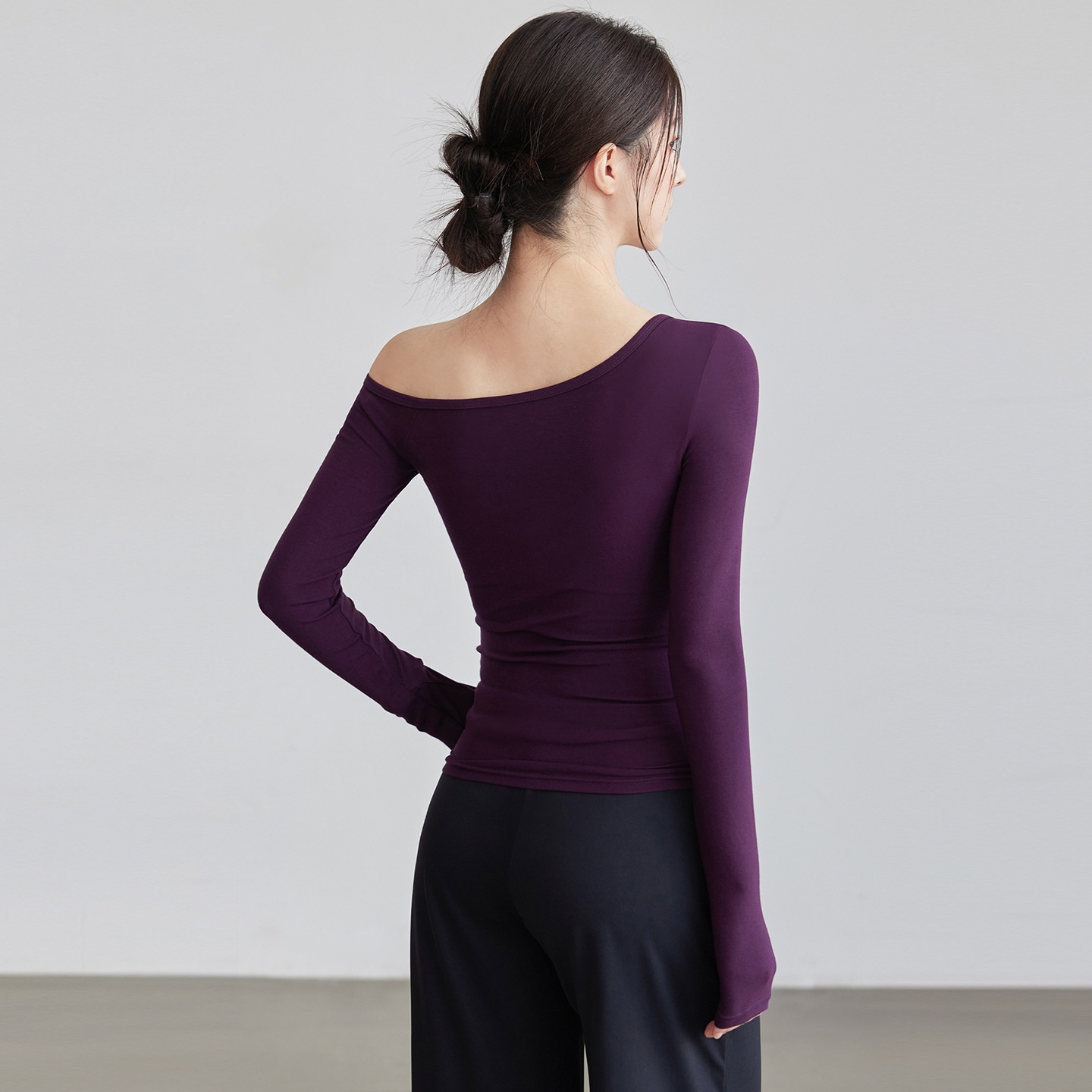 Nuova maglietta a maniche lunghe da yoga per donna, modello autunnale con colletto obliquo, top a spalle scoperte, snellente e monopezzo._voghion.com