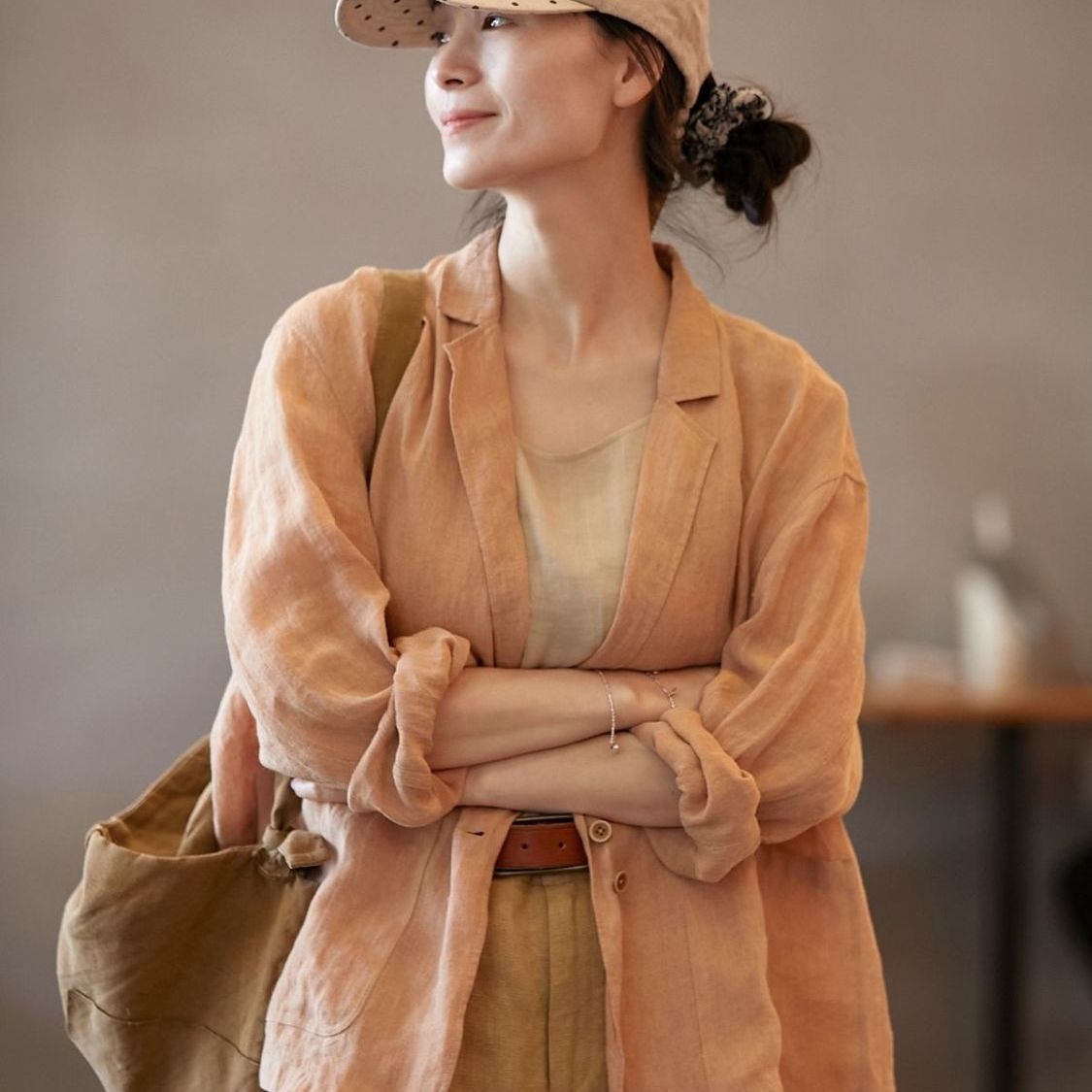 Elegante e alla moda, abbigliamento da donna in lino, elegante e sofisticato, blazer protettivo dal sole, giacca estiva leggera per_voghion.com